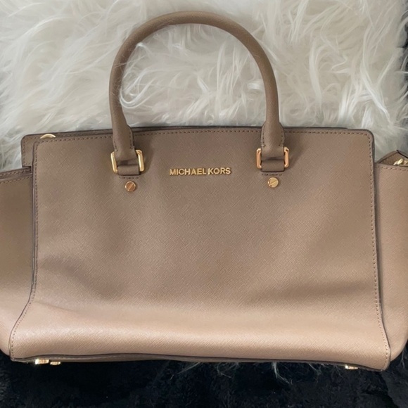 MICHAEL KORS MEDIUM BEIGE SELMA SATCHEL WITH SHOULDER STRAP AND GOLD HARDWARE - Picture 1 of 9